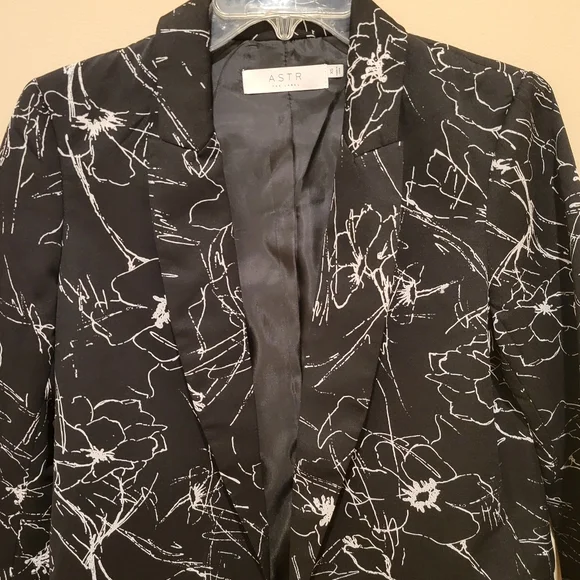 ASTR black and white abstract floral blazer - Picture 2 of 5